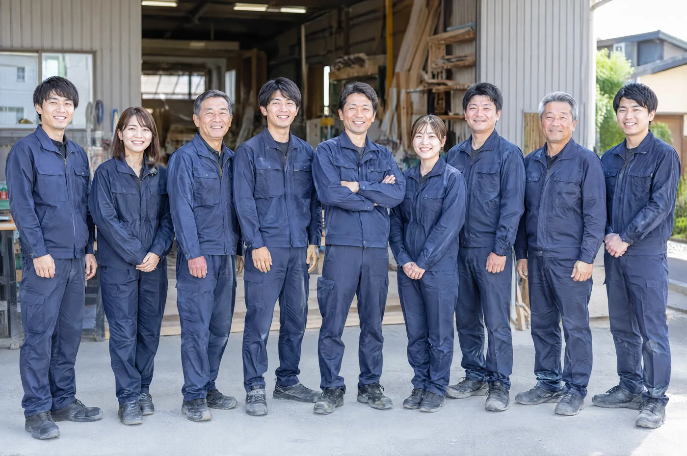 たかの工務店の職人とスタッフ9人の集合写真