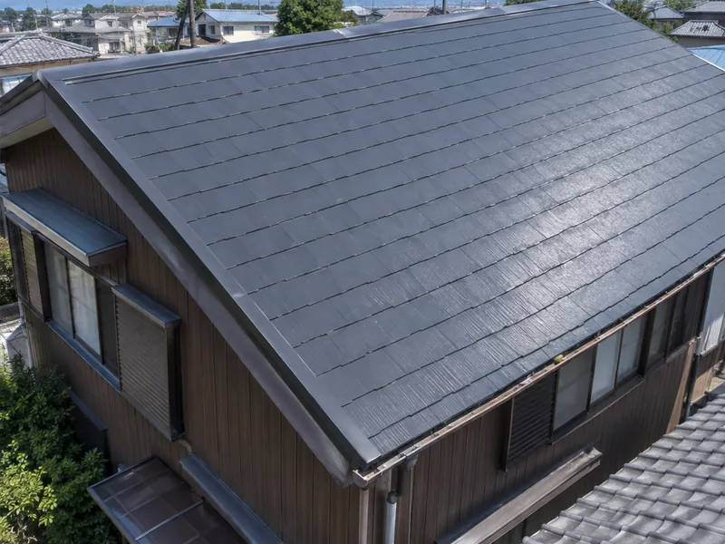 塗り替え後の屋根を上から見たところ。濃いチャコールグレーでつやがある