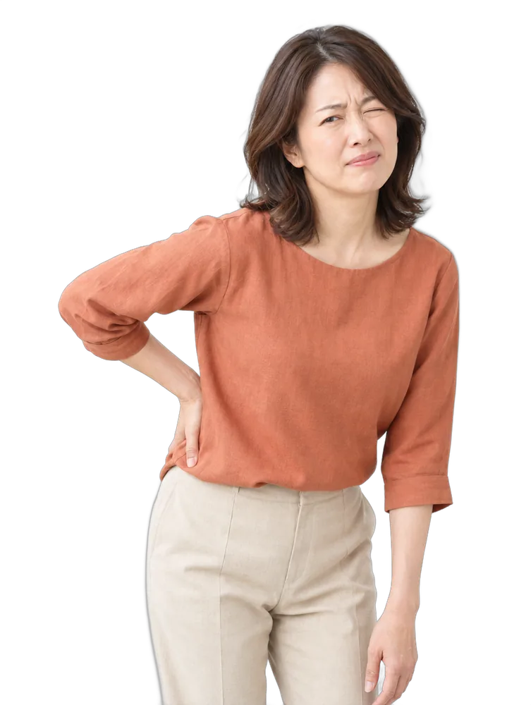 腰に手を当てて、つらそうに顔をしかめる女性