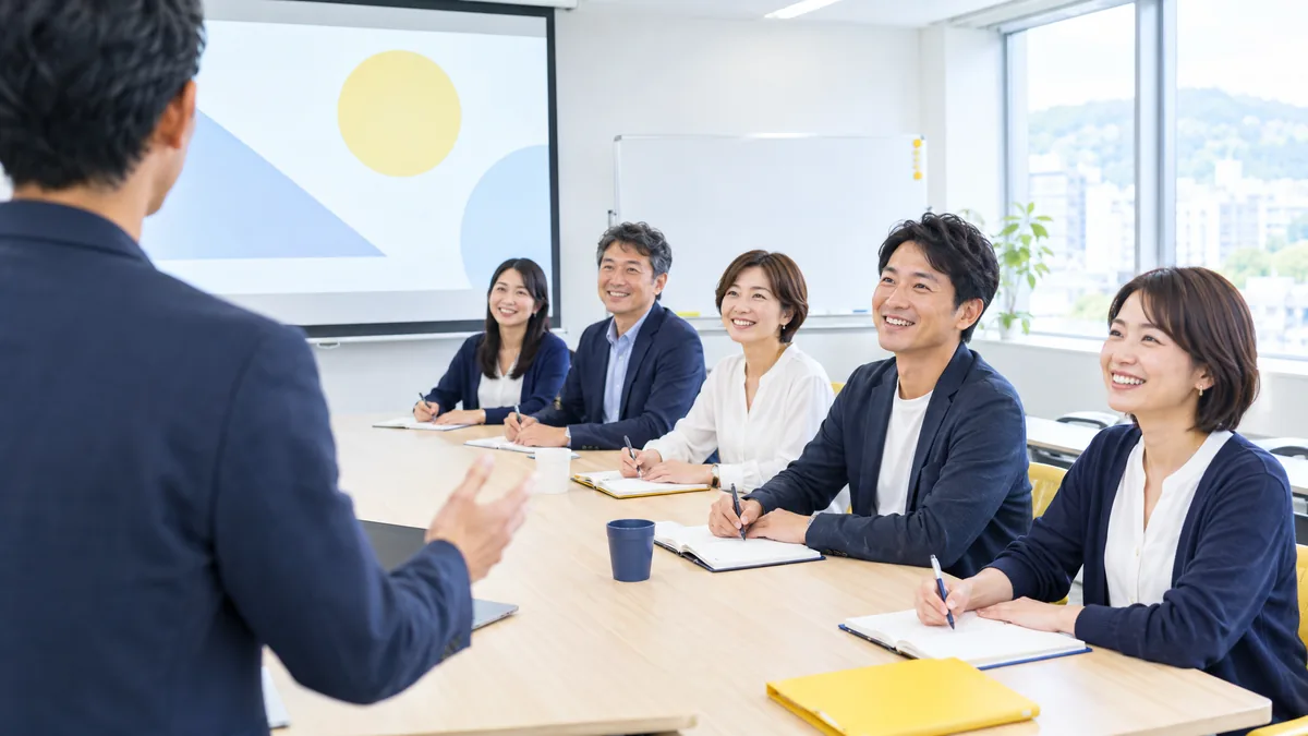 講師の話を聞きながら、笑顔で机に向かう受講者たち