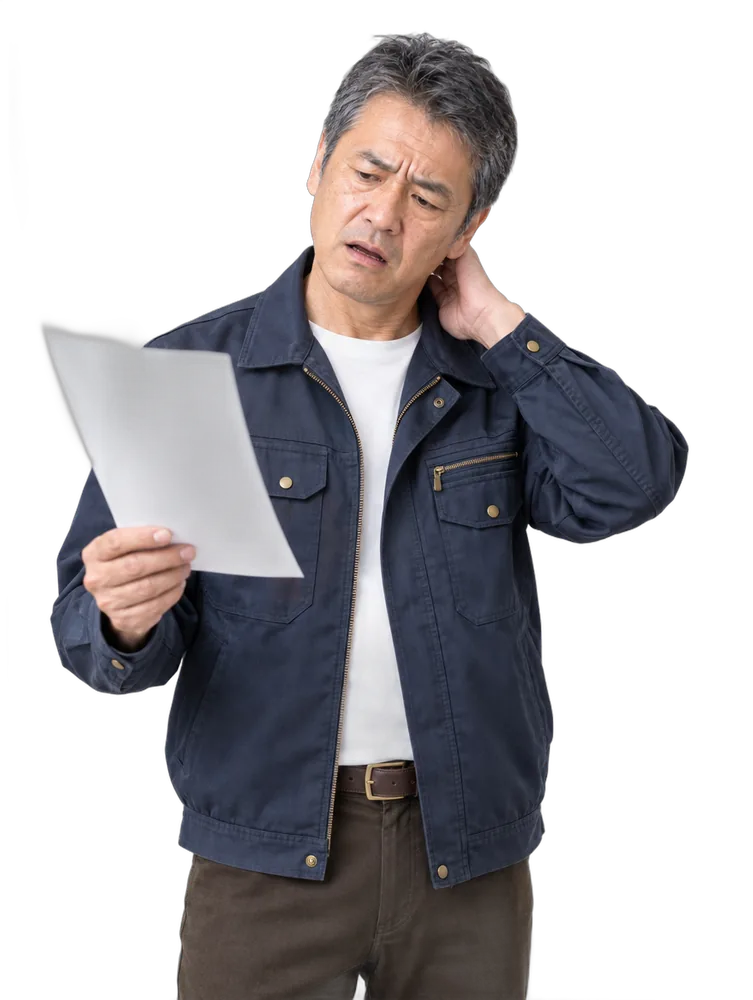 書類を手に首をかしげる事業主の男性