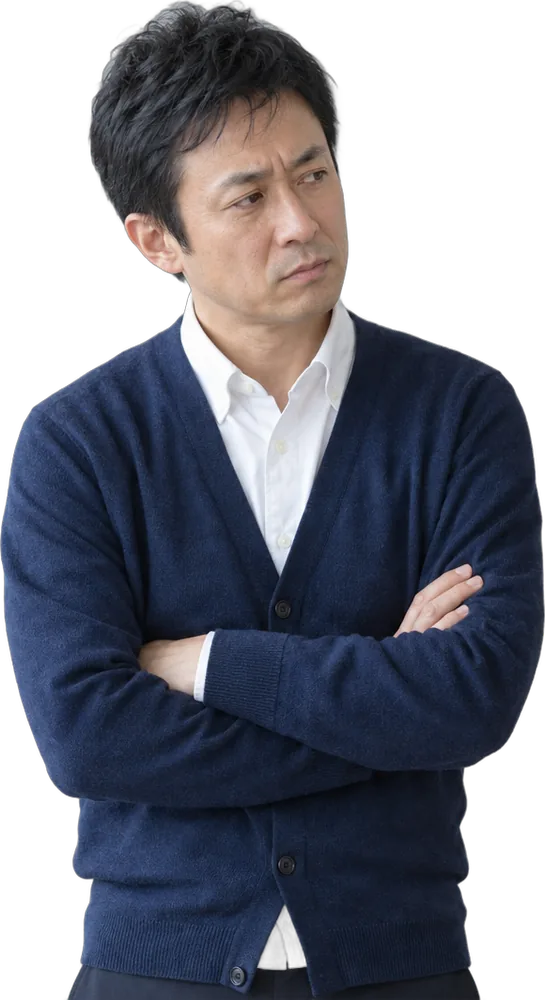 腕を組んで考え込む学習塾の先生